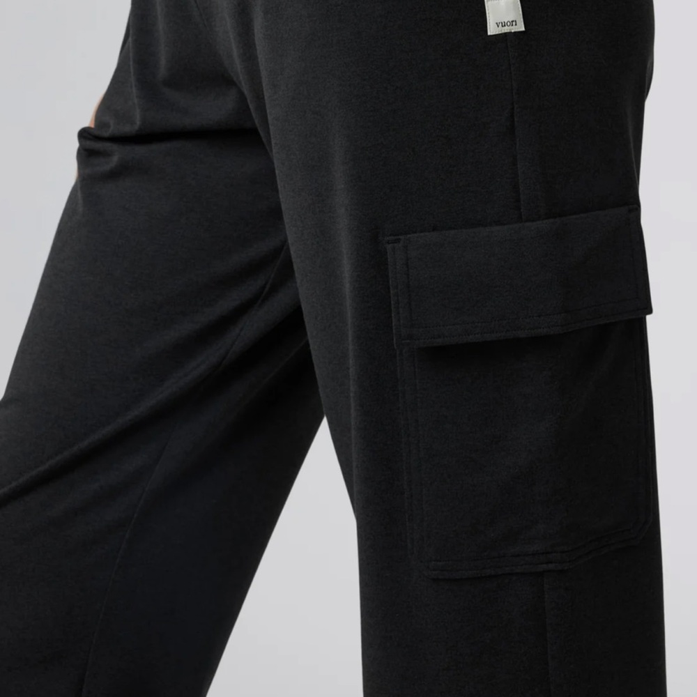 Vuori womens black cargo jogger